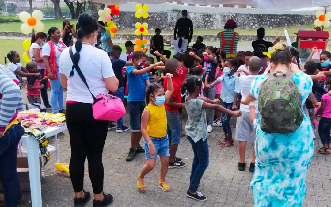 Entregan decenas de mochilas con útiles escolares a hijos de emprendedores de Santo Domingo Este